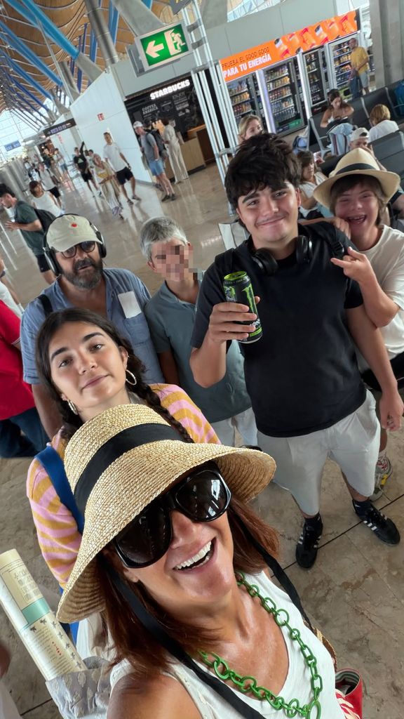 Samantha Vallejo-Nágera, tras aterrizar en Madrid junto a su marido y sus hijos