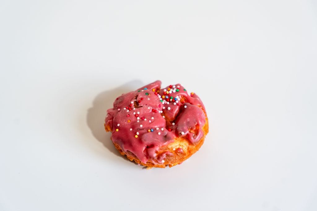 En La Mallorquina proponen algunas innovaciones como la rosquilla cubierta con 'fondant' de frambuesa.