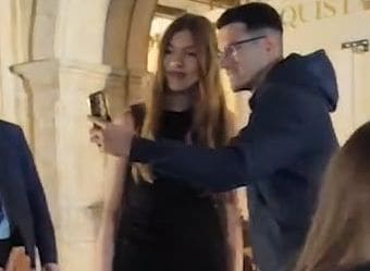 infanta Sofía haciéndose un selfie con un fan a la salida del Hotel Reconquista