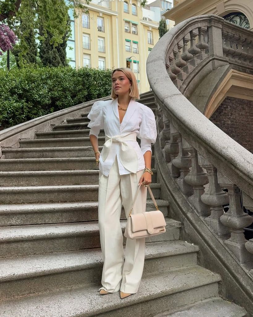 pantalones de traje y camisa abullonada