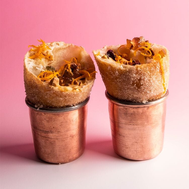 Pizza frita dentro de un vaso