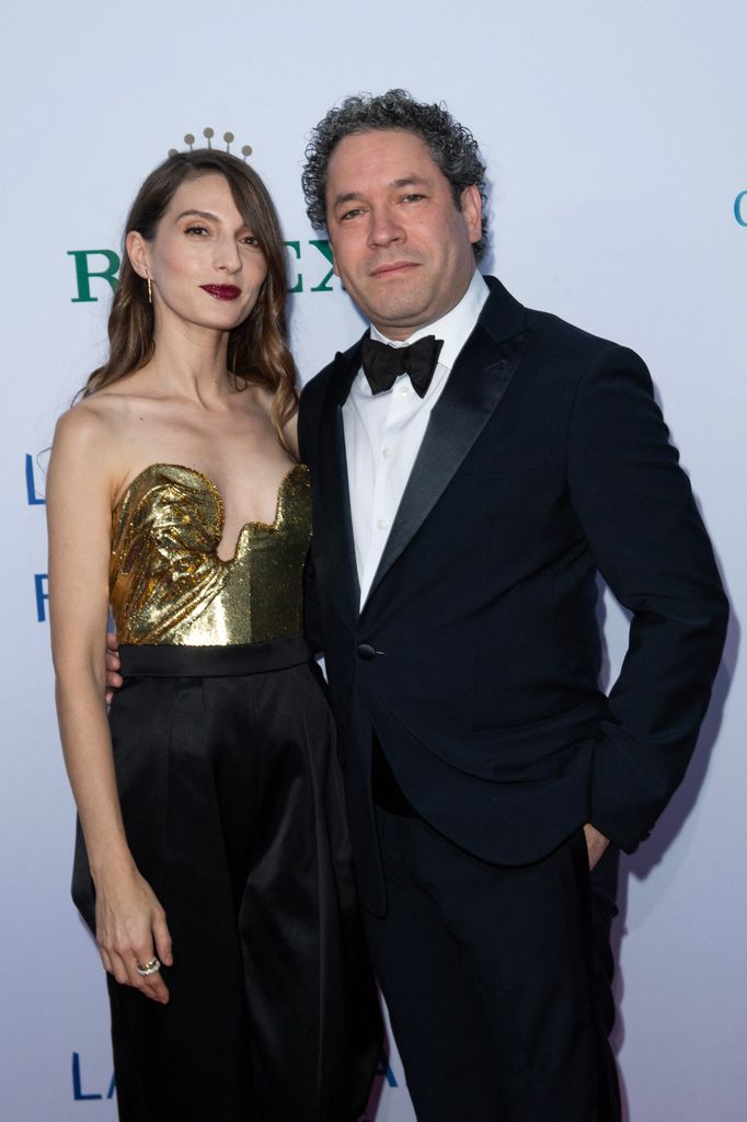 Plano medio de María Valverde y Gustavo Dudamel en Los Angeles Philharmonic Gala 2023
