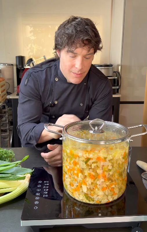 Jordi Cruz, preparando su caldo de verduras.