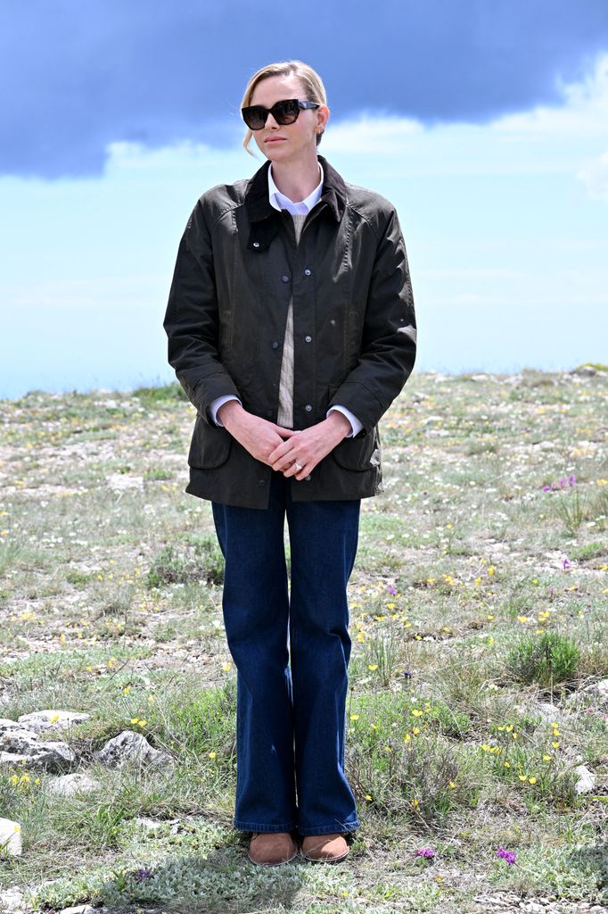Charlene de Mónaco con la chaqueta Barbour favorita de la familia real británica. 