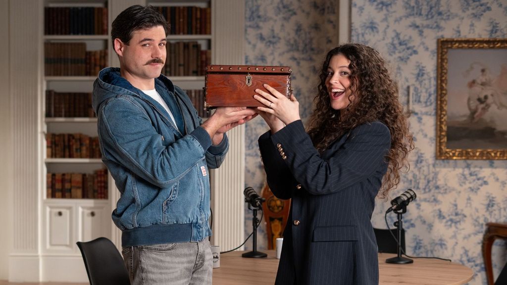 Arturo y Elena con 'La caja', una de las secciones del podcast 'Cosas de palacio'