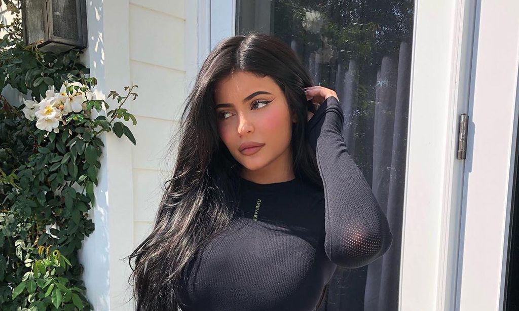 Kylie Jenner con labios nude y vestido negro