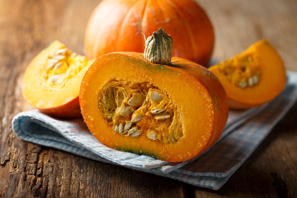 Las calabazas más pequeñas son las mejores para rellenar y servir individualmente: enteras o cortadas por la mitad.