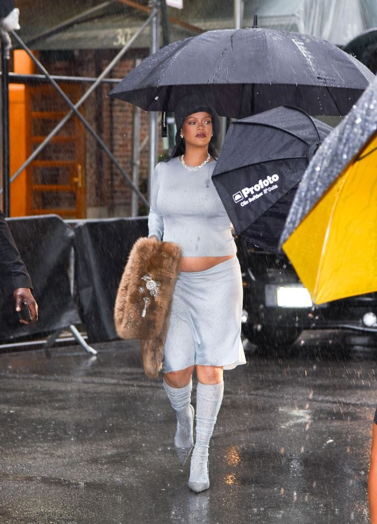 Rihanna presumió su pancita por las calles de Nueva York 