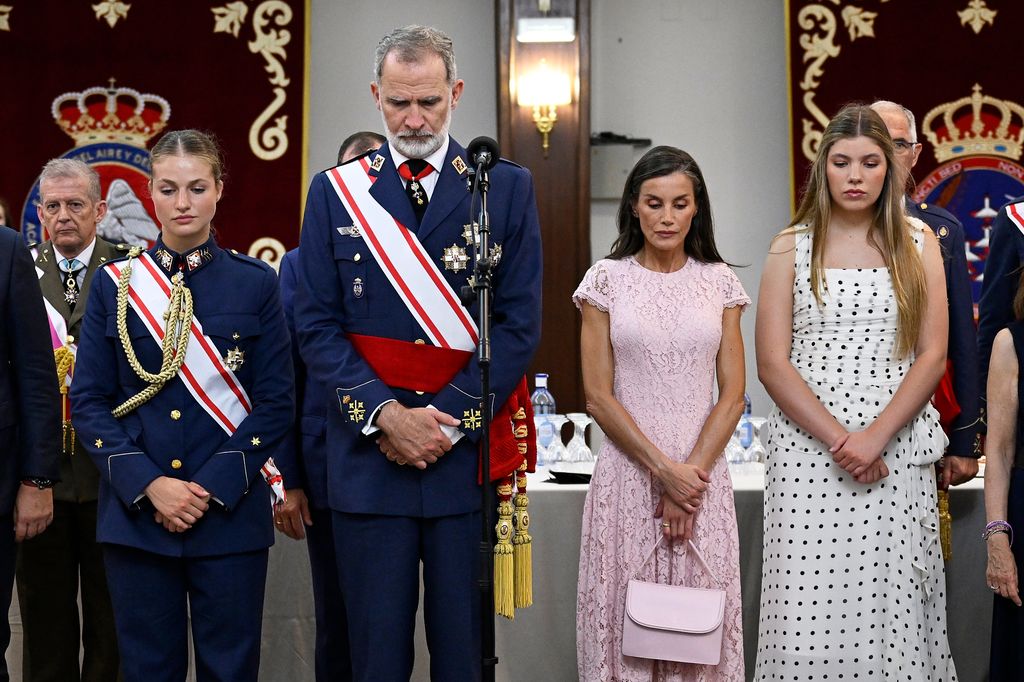 Los Reyes, junto a la princesa Leonor y la infanta Sofía, guardan un minuto de silencio por las víctimas del incendio de Almería durante la entrega de los Reales Despachos en la Academia General del Aire y del Espacio, celebrada en Santiago de la Ribera (Murcia), el 10 de julio de 2026