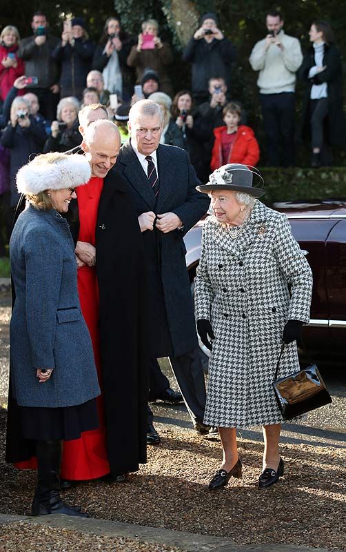 Primeras imágenes de Isabel II, acompañada por el príncipe Andrés, tras el acuerdo con Harry y Meghan