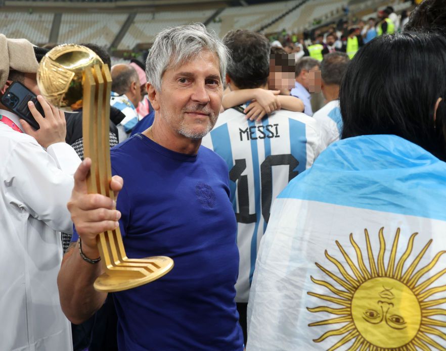 Jorge Messi sosteniendo el trofeo de su hijo como "Mejor Jugador del Mundo", tras la final de la Copa Mundial de la FIFA Qatar 2022