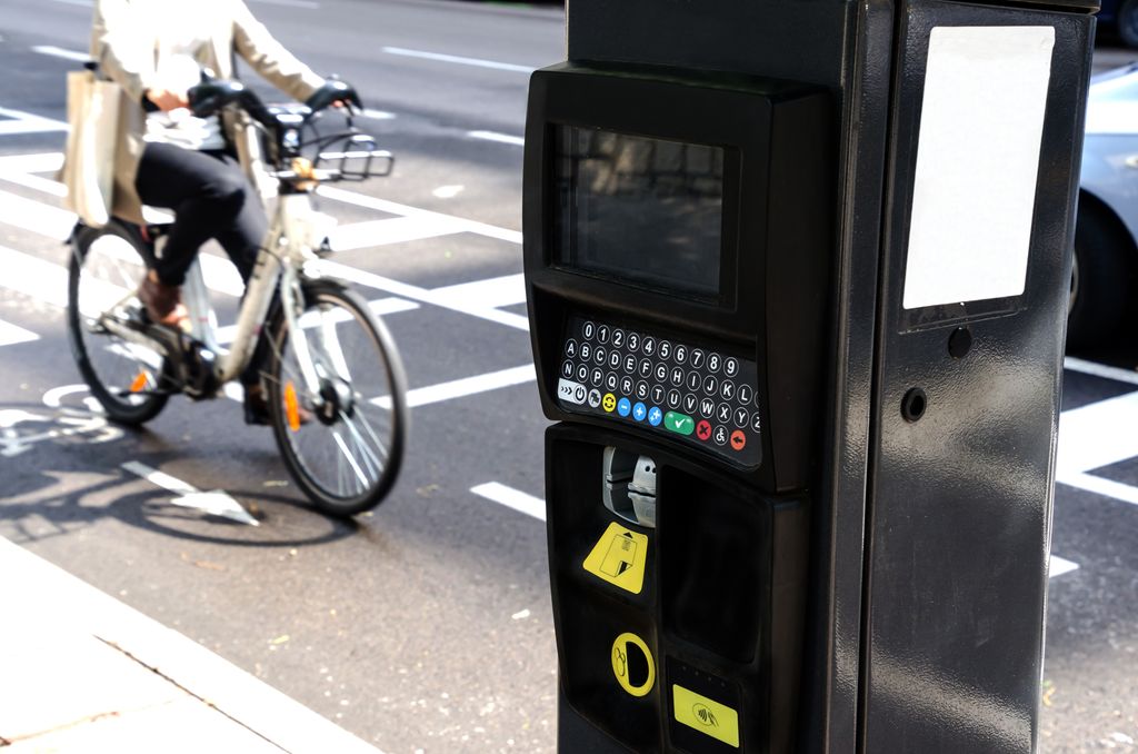 Moratalaz y Puente de Vallecas entrarán por primera vez en el mapa del SER, una medida que pretende aliviar el tráfico que generan quienes buscan sitio.