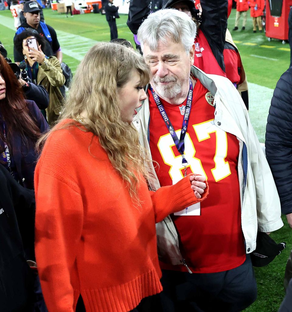  Taylor Swift con su suegro Ed Kelce en un juego de los Kansas City Chiefs en 2024.