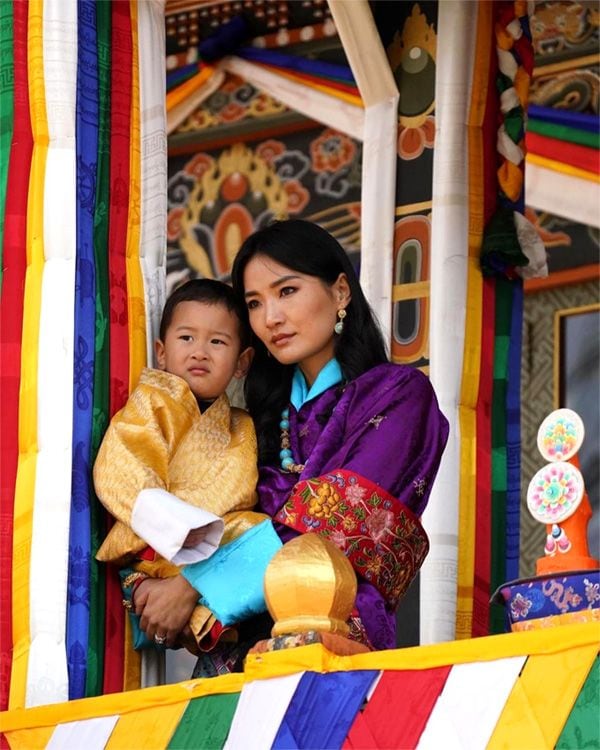Jetsun Pema con su niño