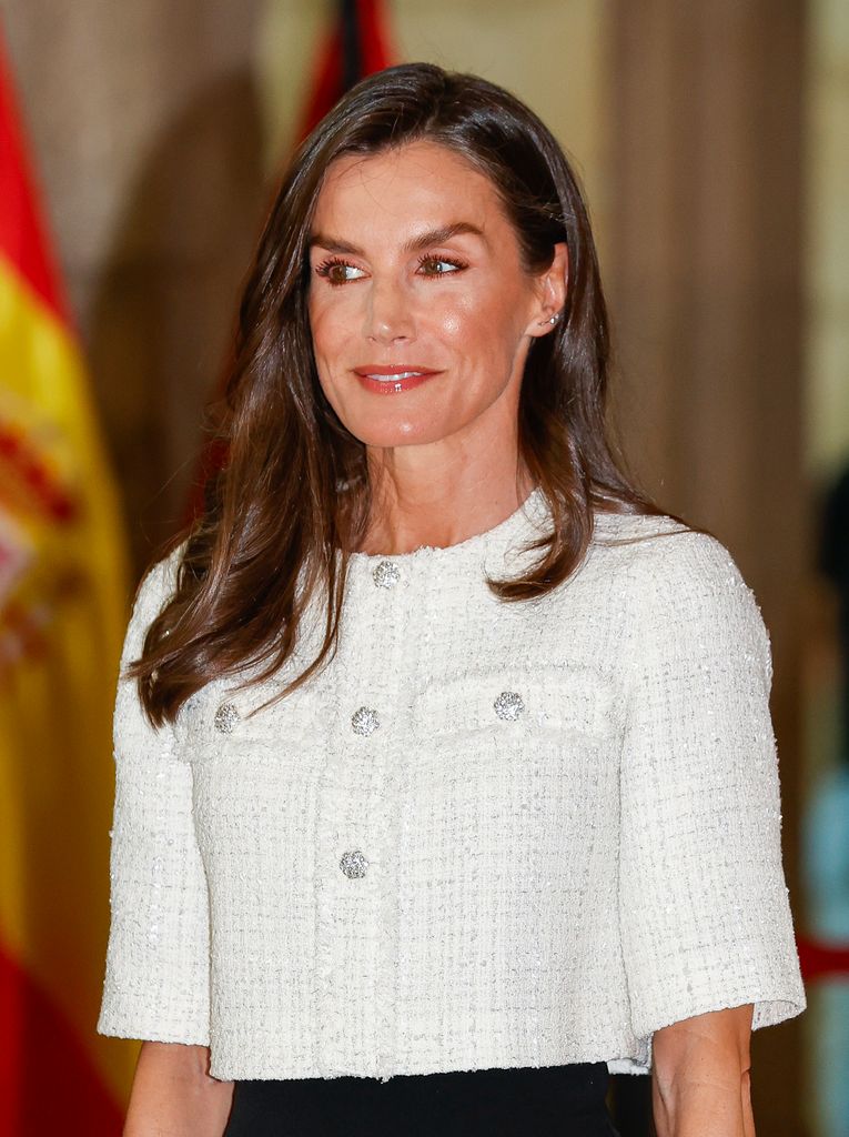 La reina Letizia estrena un top de tweed de Maje