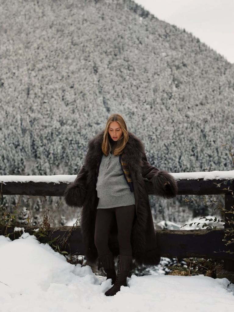 Dua Lipa y Lucía Bárcena, unidas por el abrigo Penny Lane que abriga en la ciudad y en la nieve