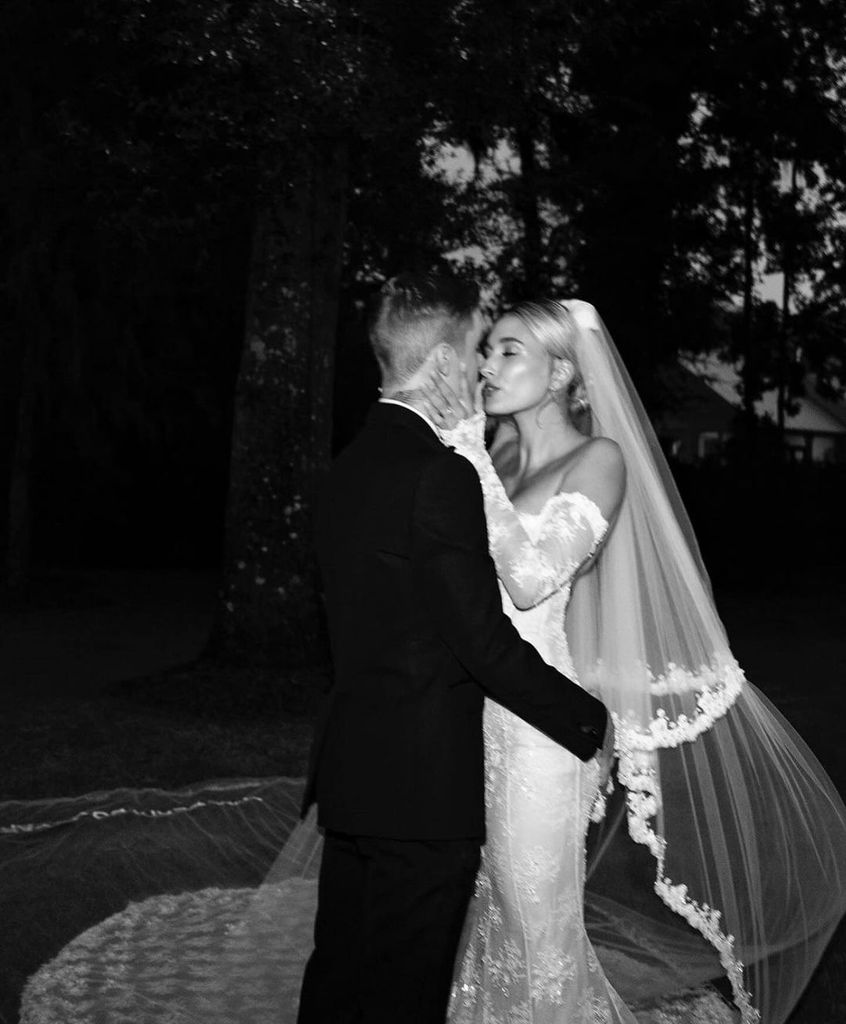Plano medio de Justin y Hailey Bieber en su boda en blanco y negro
