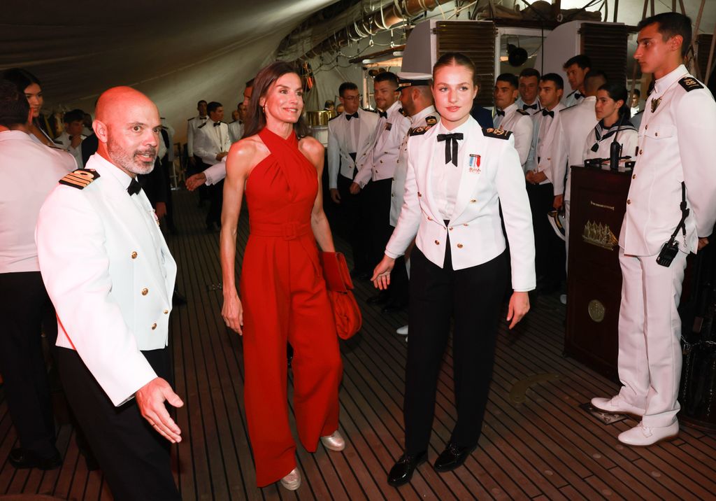 Reina Letizia con mono rojo en Elcano