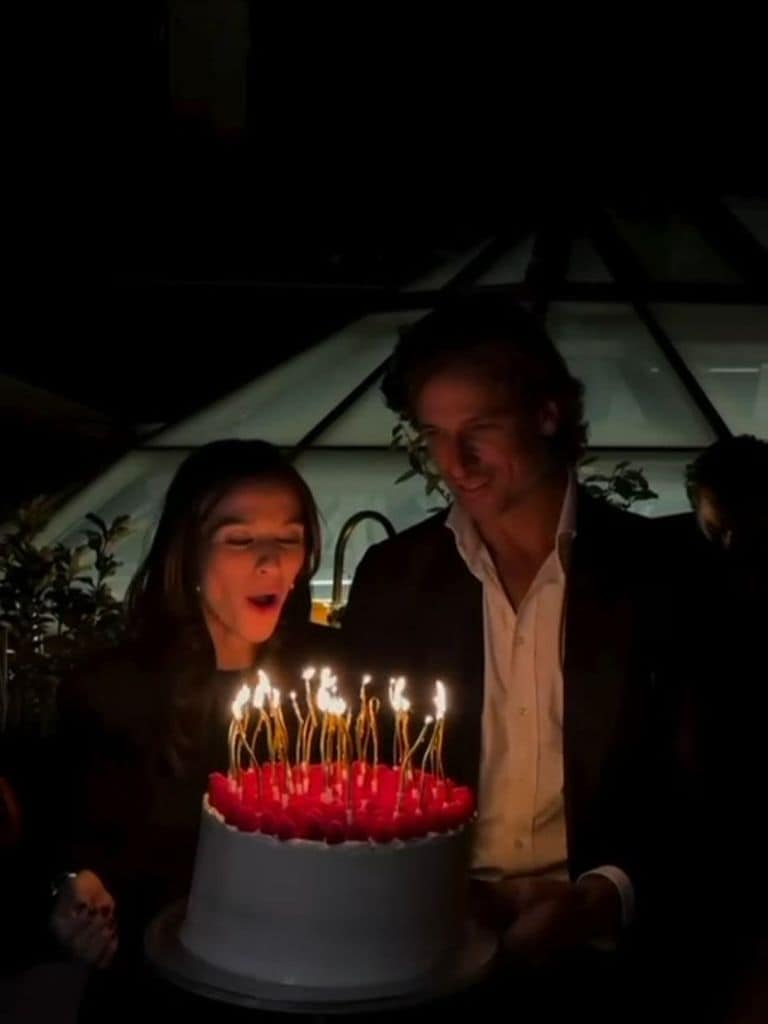 Sandra Gago sopla las velas junto a Feliciano López