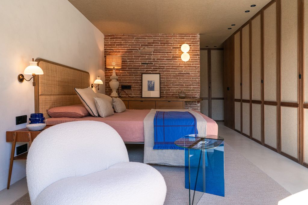 Dormitorio con lámparas iluminadas. 