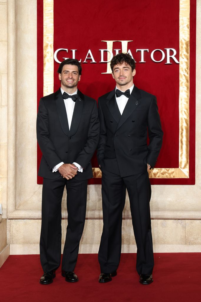 Plano entero de Carlos Sainz Jr. y Charles Leclerc en el estreno de Gladiator II 