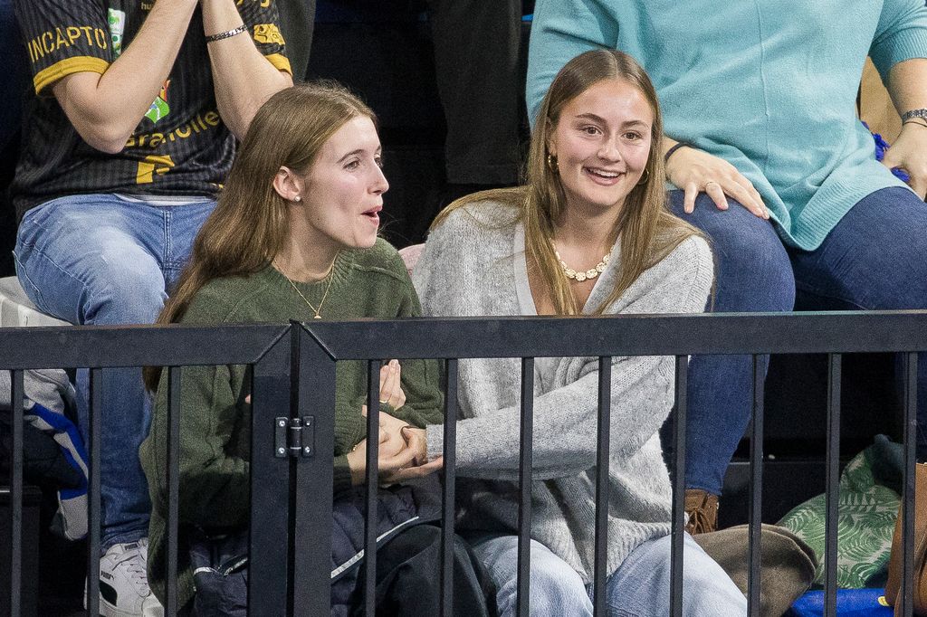 Plano medio de Irene Urdangarín y Johanna Zott viendo a Pablo Urdangarín en un partido