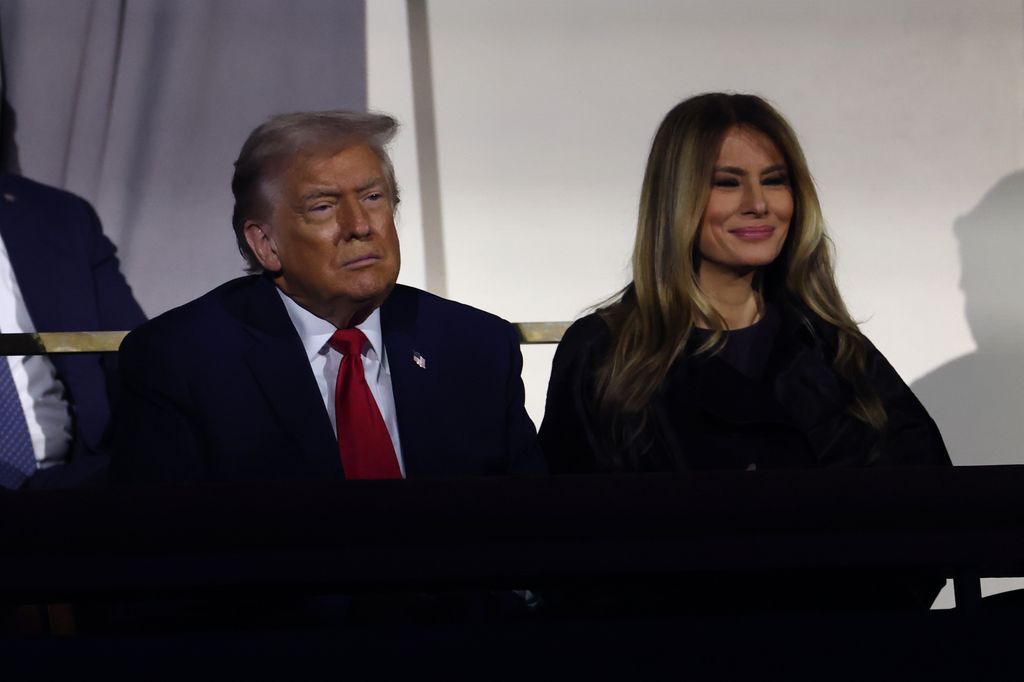 Donald y Melania Trump, desde los palcos especiales durante la ceremonia.