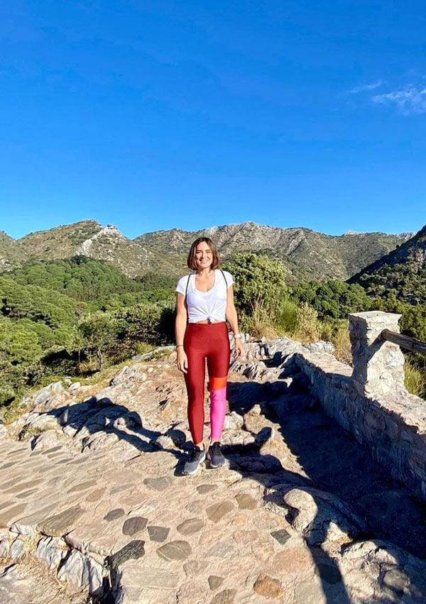 Tamara Falcó con leggings multicolor y camiseta blanca