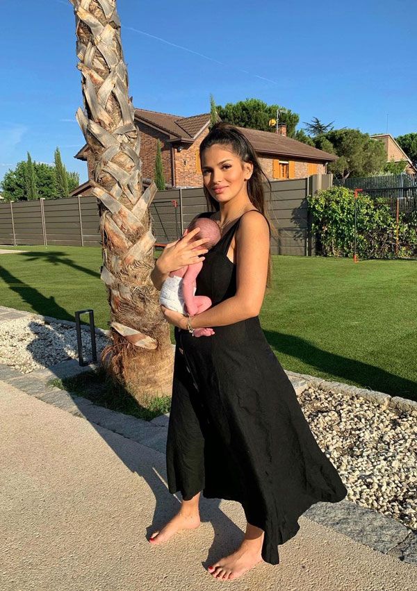 Sara Sálamo con su hijo Theo recién nacido