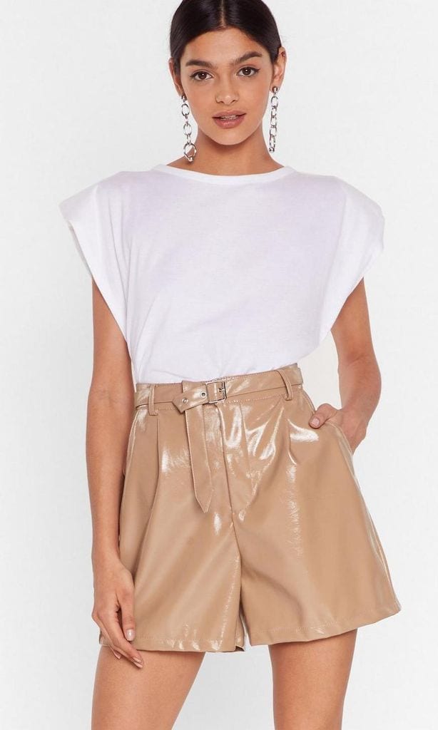 los shorts de cintura alta favorecen la silueta