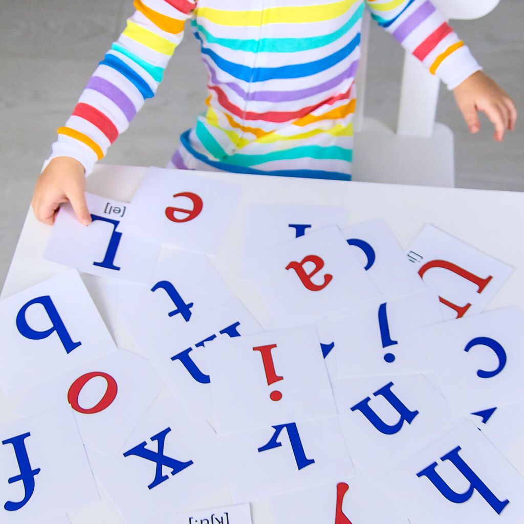 Niño aprendiendo letras