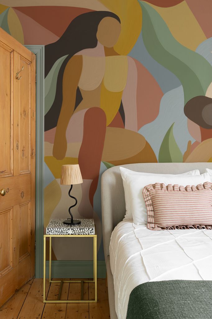 Papel pintado en la pared del cabecero
