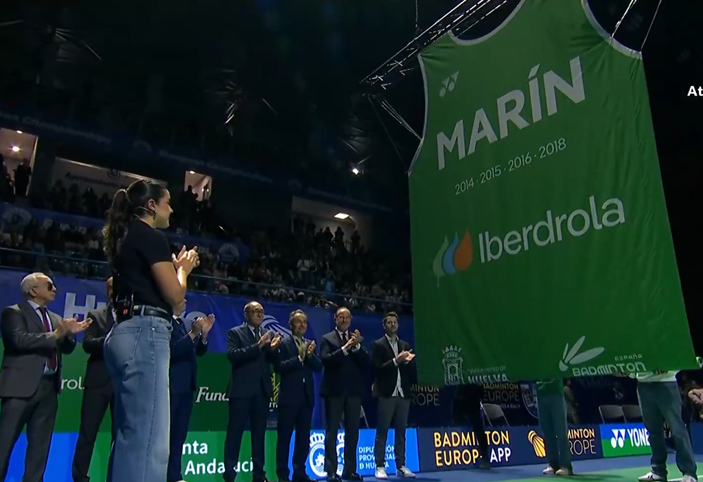 La camiseta de Carolina Marín desplegada en el pabellón