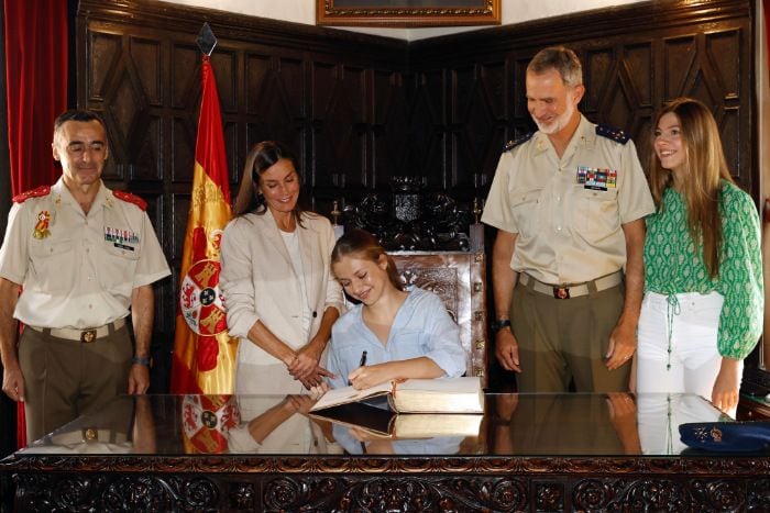 La princesa Leonor con su familia