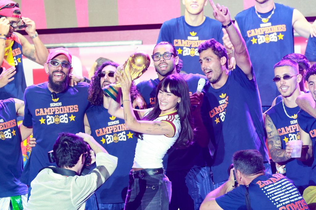 Aitana levanta la Copa del Mundo junto a los futbolistas de la Selección Española