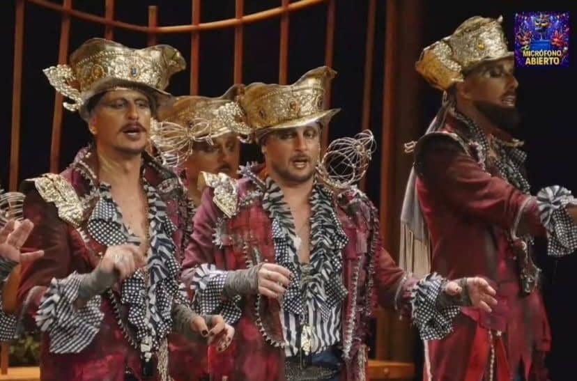 Andy hizo su aparición caracterizado en un atuendo muy llamativo acorde a la actuación