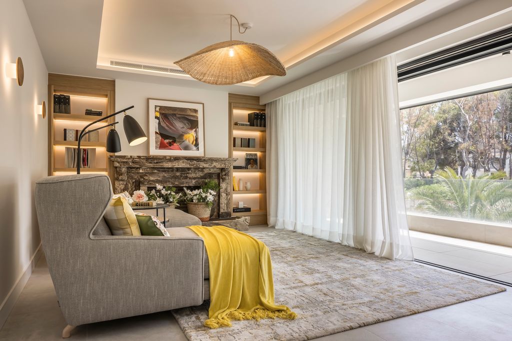 Salón con cortinas hasta el suelo. 