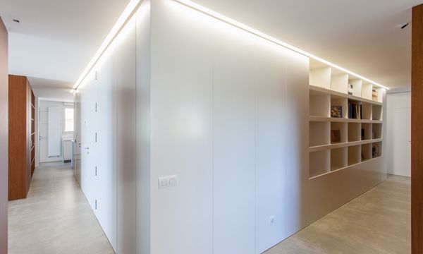 Ganar espacio y luz derribando tabiques y apostando por el blanco y la madera de roble