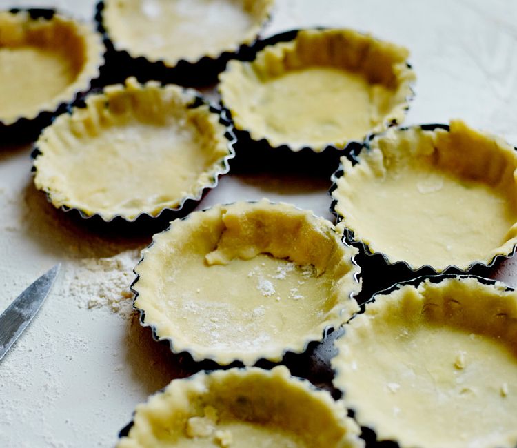 Varios moldes con masa sablé listos para hornear