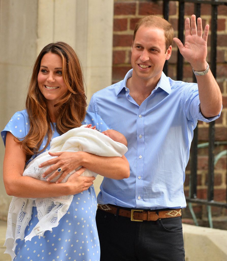 Los entonces Duques de Cambridge presentando al recién nacido príncipe George