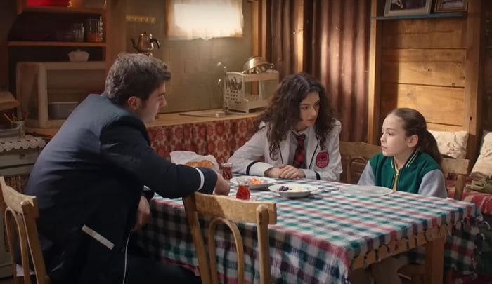 Asiye y Ömer están cada vez alejados y Emel sufre las desencuentros de ambos en 'Hermanos'