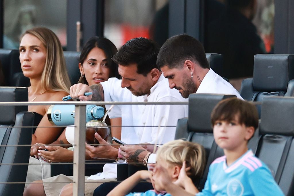 En las gradas, Messi y De Paul disfrutaron de un mate juntos.