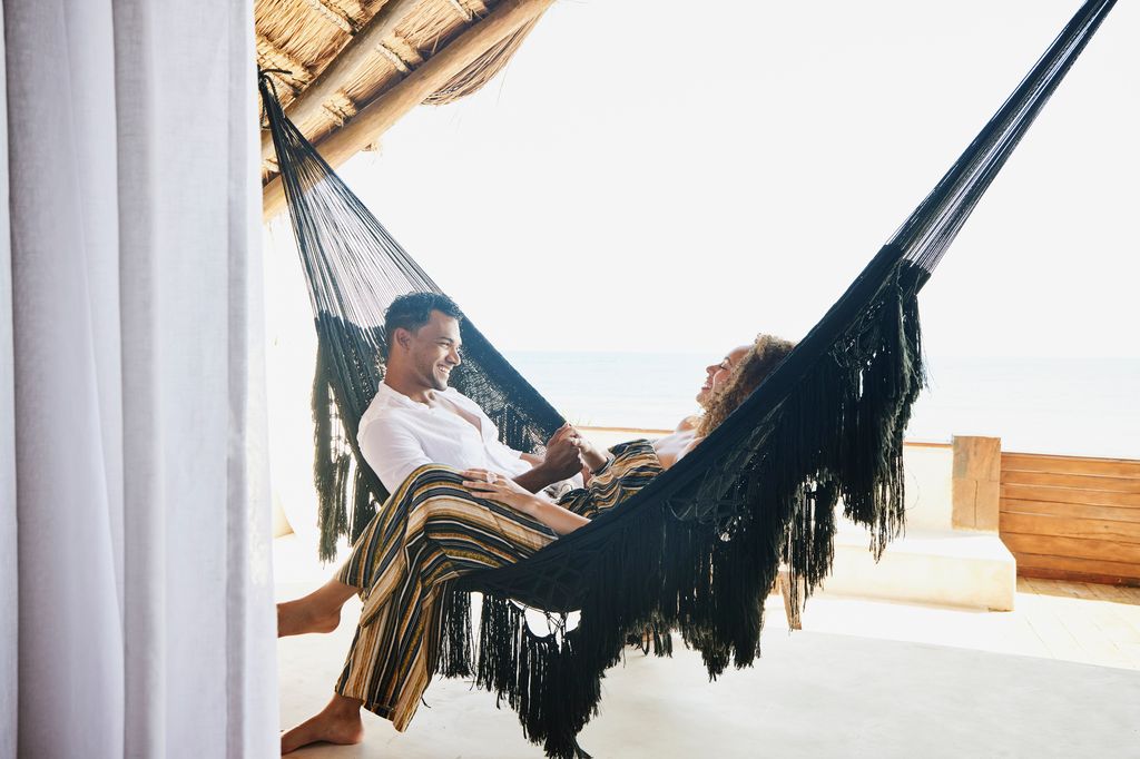 pareja relajada y feliz en una hamaca
