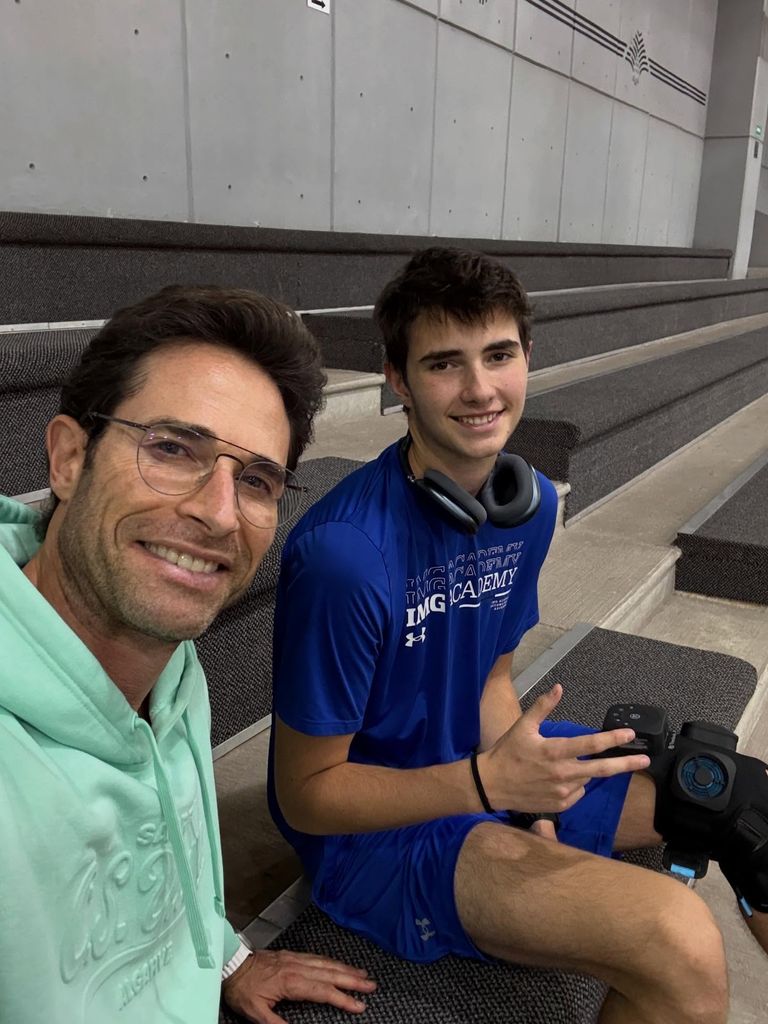 Sebastián Rulli con su hijo Santiago, toda una promesa del baloncesto.