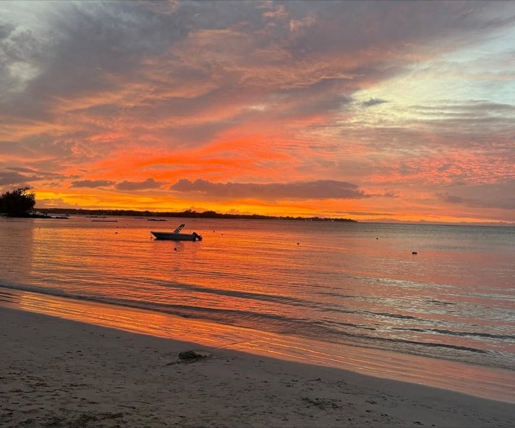 Atardecer en la isla del océano Índico a la que Chelsy Davy regresa año tras año, desde que era una niña
