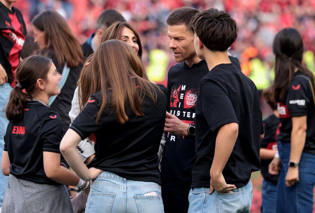 Alonso, con su mujer y sus tres hijos celebrando la Bundesliga con el Leverkusen en mayo de 2024