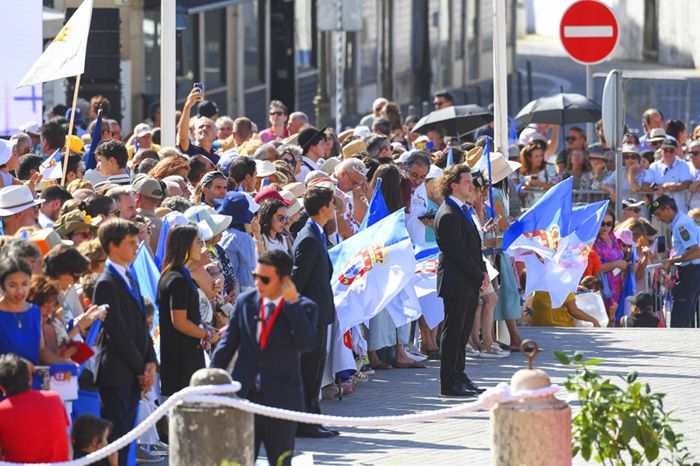 Expectación en los alrededores de la plaza