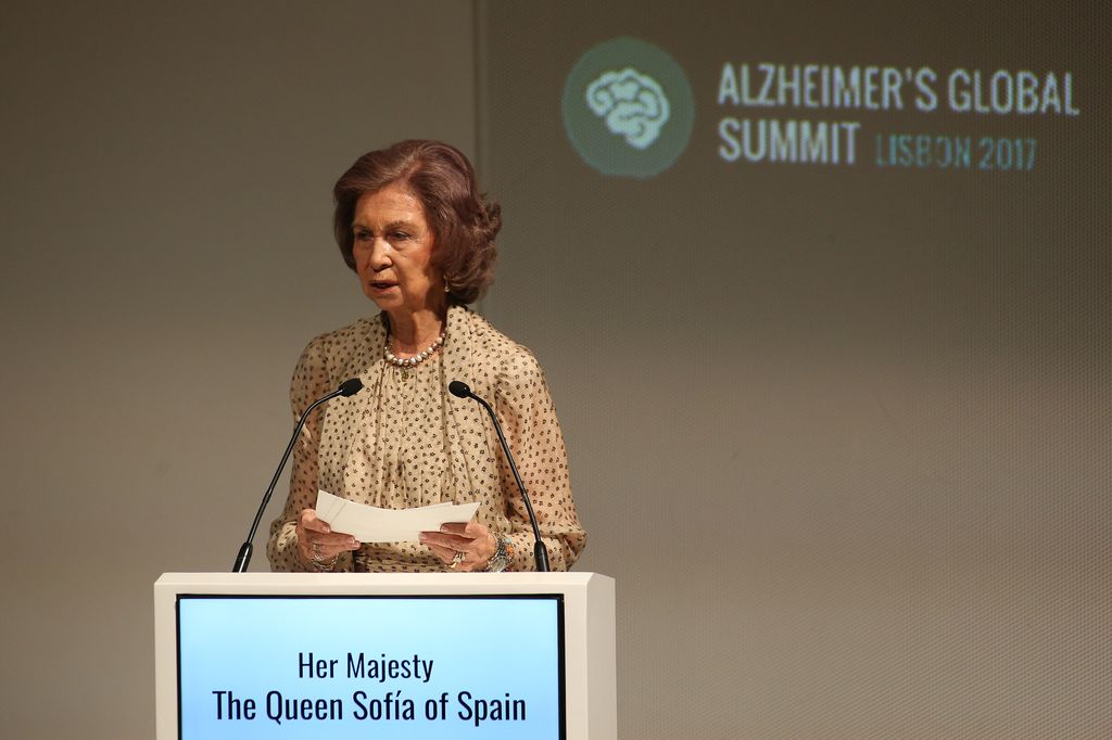La reina Sofía acudía cada año a Lisboa para participar en el Alzheimer's Global Summit, un foro en el que se dan a conocer los principales avances científicos en la investigación de las enfermedades neurodegenerativas, especialmente la enfermedad de Alzheimer, Parkinson y Huntington. Esta imagen corresponde a la cumbre el 2017