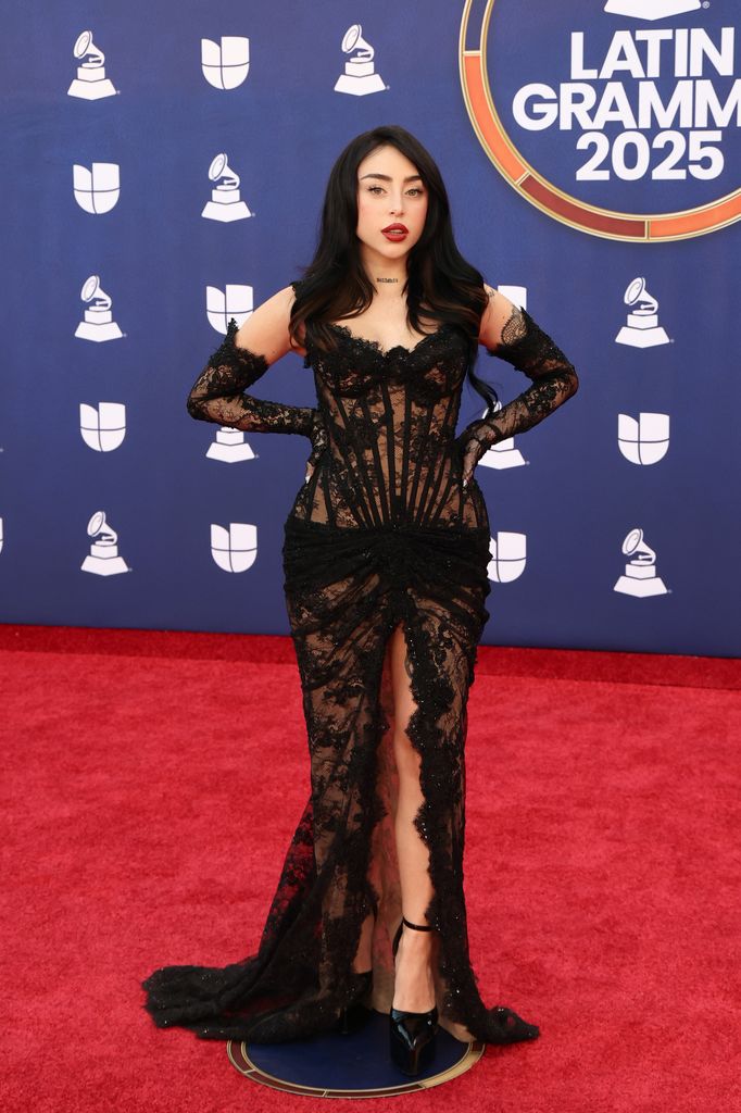 Nicki Nicole lució guapísima con un sexy vestido negro de encaje.