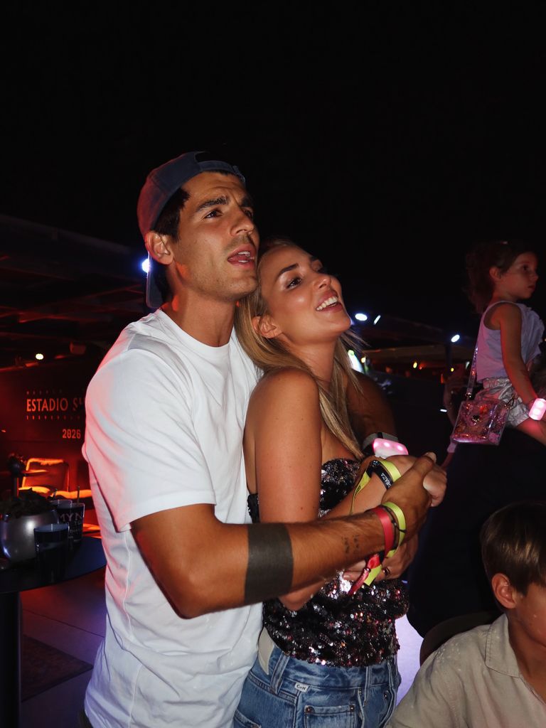 Agarrados y bailando, así ha vivido la pareja el concierto de Shakira en Madrid